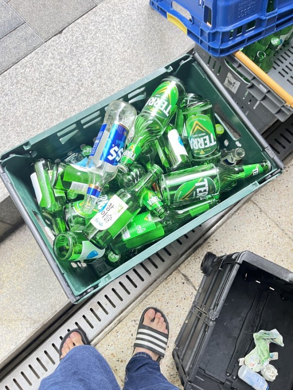 아니 빈병 바꾸는데 눈빛이 이상해_2.jpg