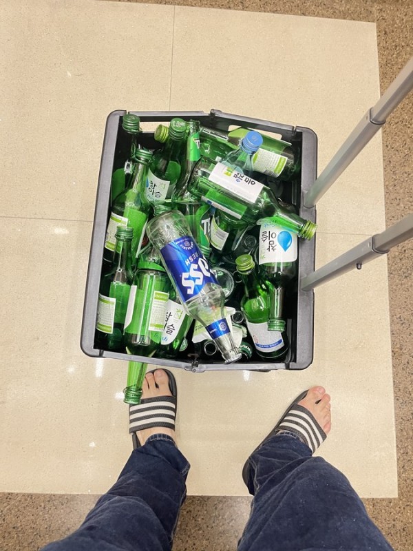 아니 빈병 바꾸는데 눈빛이 이상해_1.jpg